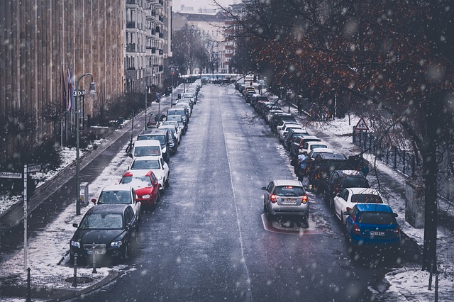 ulice se zaparkovanými automobily