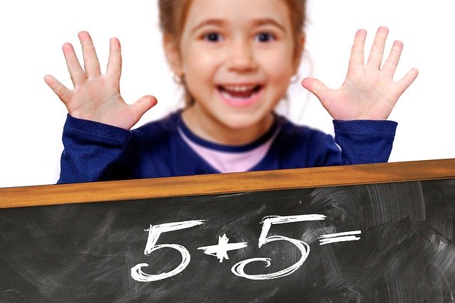holčička sčítá pět a pět